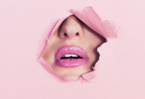 Esmalte vermelho, descubra como usar sem borrar